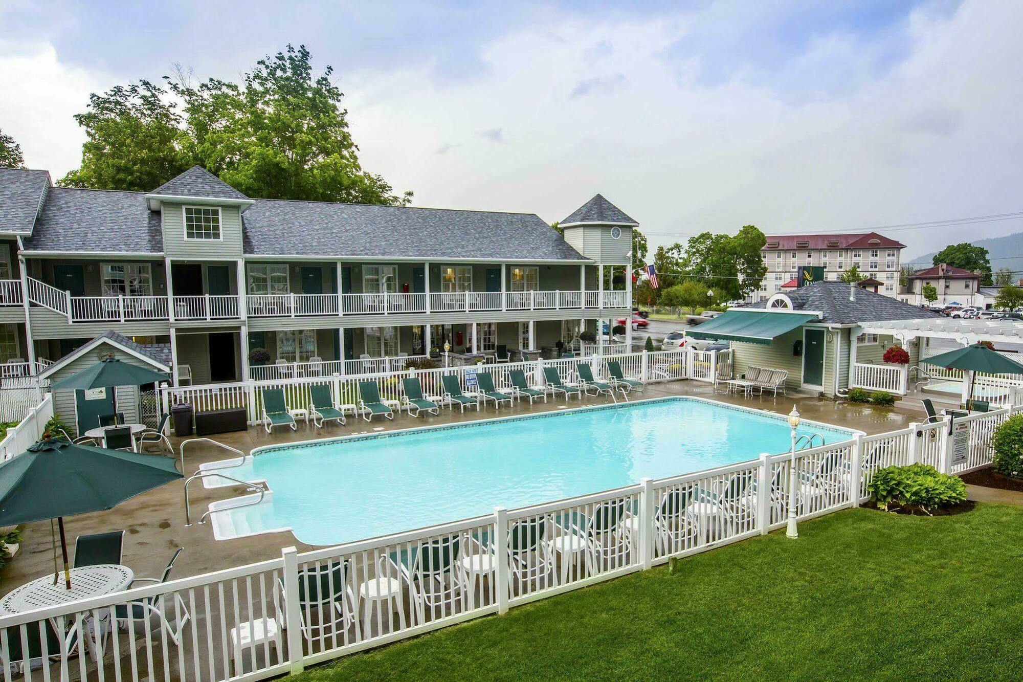 Quality Inn Lake George Buitenkant foto